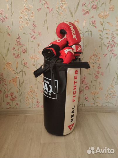 Боксерская груша с перчатками и бинтами