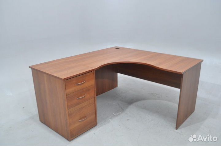 Стол офисный угловой с тумбой