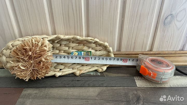 Лапти плетеные сувенирные в виде шлепок с помпоном