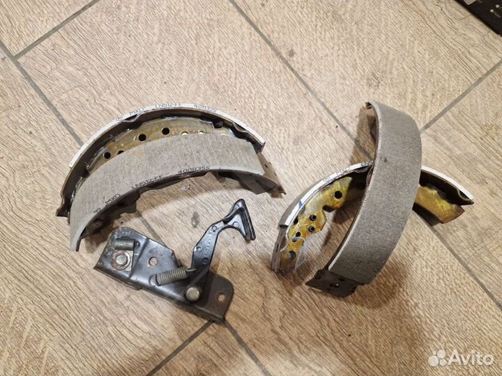 Задние барабанные колодки Carina E