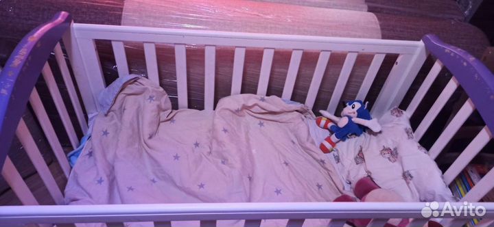 Детская кроватка с маятником и ящиком