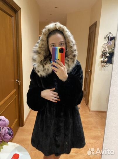 Шуба норковая с капюшоном из рыси