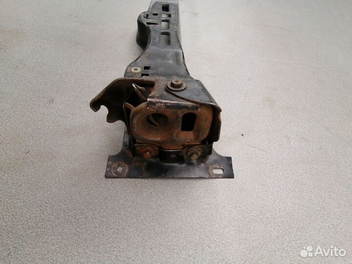 Кронштейн замка капота Chevrolet Blazer 1989-1995