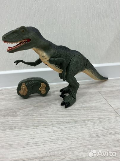 Динозавр на пульте управления