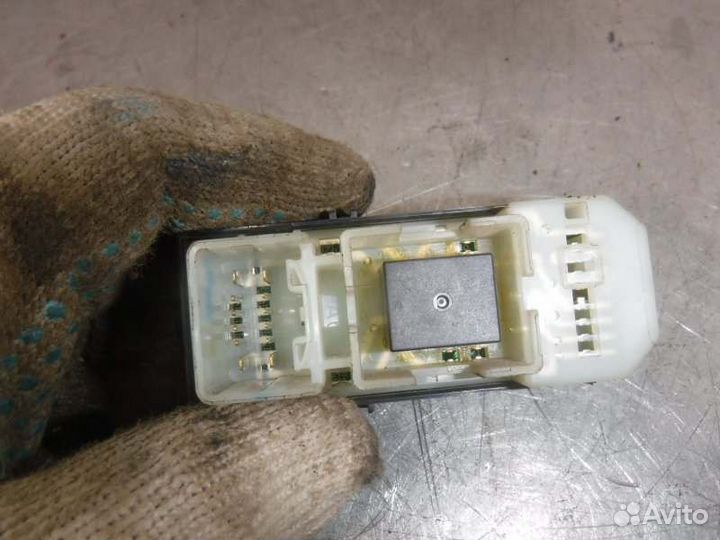 Кнопка стеклоподъемника задняя правая Toyota Lc