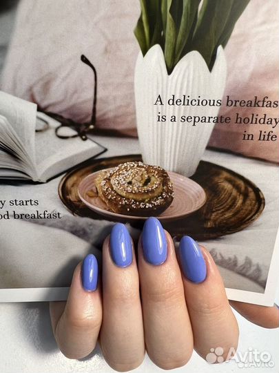 Мастер маникюра и педикюра в салоне