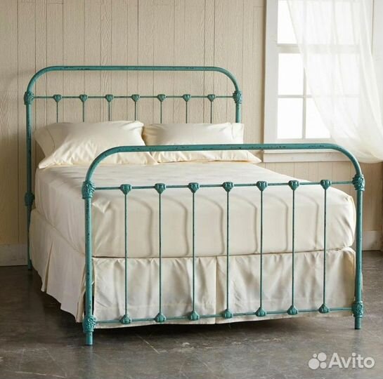 Кровать в ретро стиле