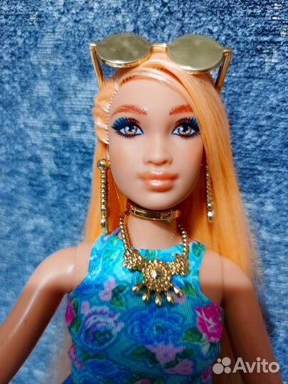 Barbie Extra в синем платье, HHN14