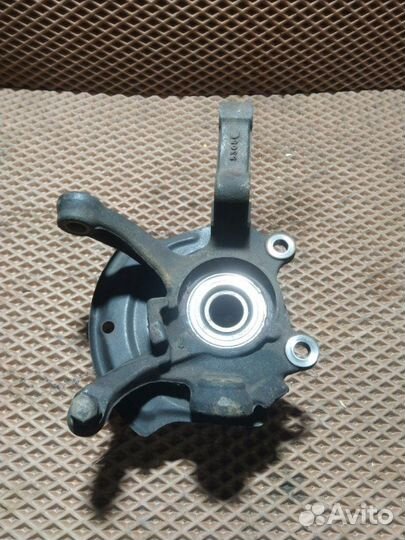 Кулак поворотный со ступицей передний левый Nissan