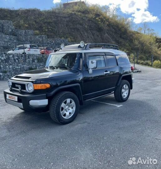 В разборе Toyota FJ Cruiser 2008 год