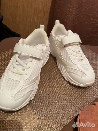 Кроссовки женские