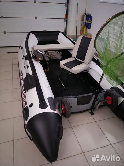 Лодка с мотором,прицепом,эхолотом,креслом, сумками