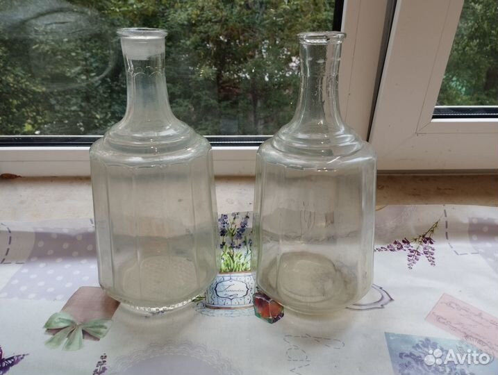 Графины и старинные банки