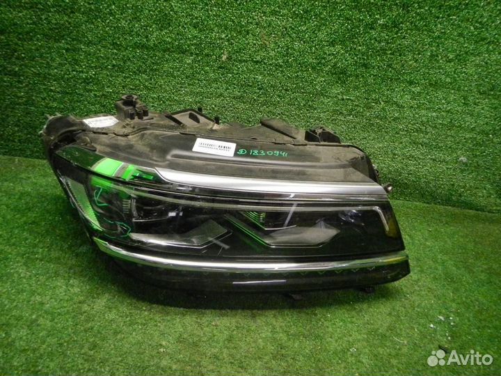 Фара правая Volkswagen Tiguan