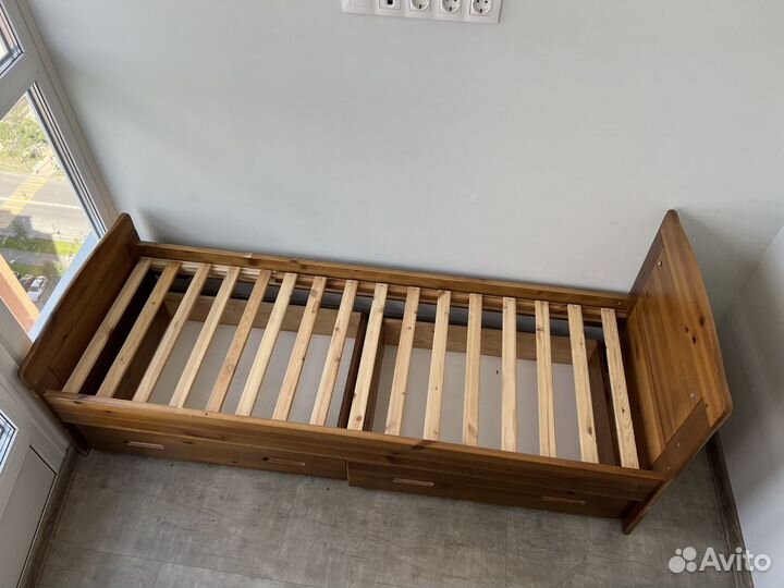 Детская кровать с матрасом и наматрасником