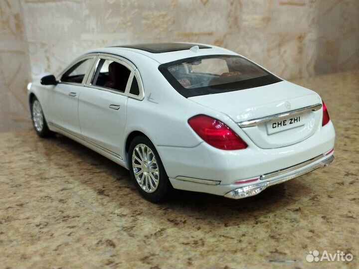 Модель Mercedes-Benz E-300еL белый 1:24