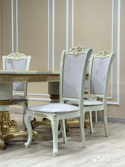 Стол и стулья