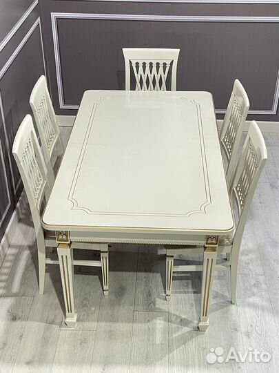 Новые стол и стулья