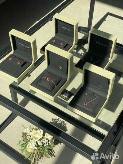 Золотые серьги Van Cleef