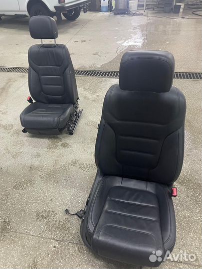 Комплект передних сидений Volkswagen Touareg 2017