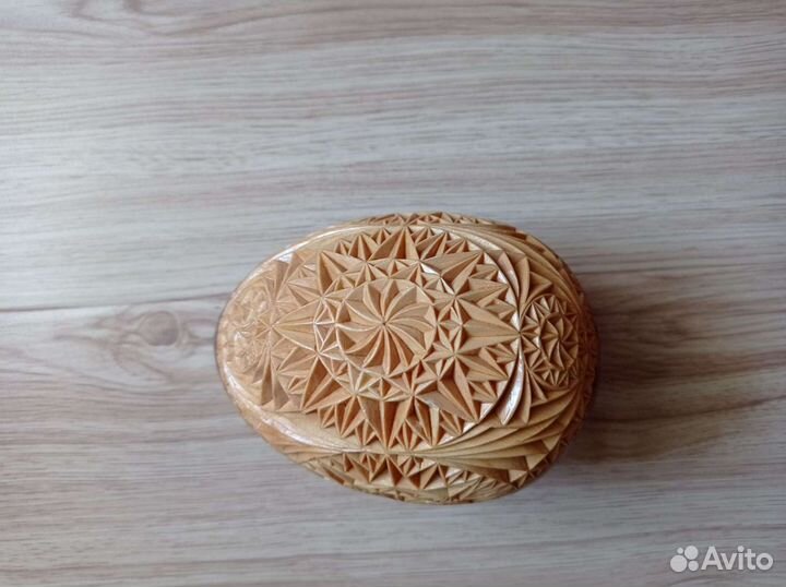 Деревянное резное яйцо