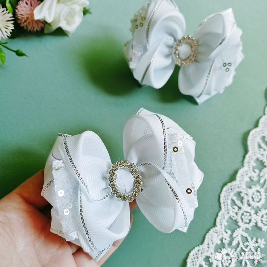 Белые пышные бантики на резинке