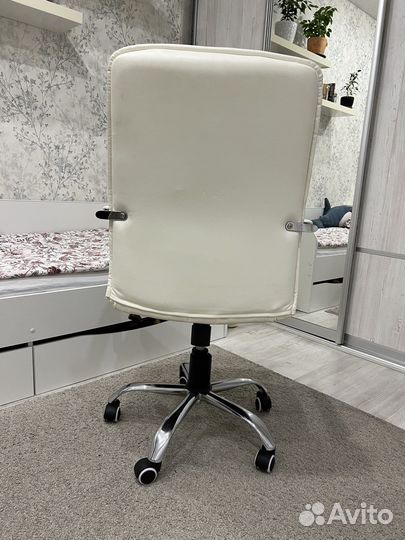 Компьютерное кресло белое