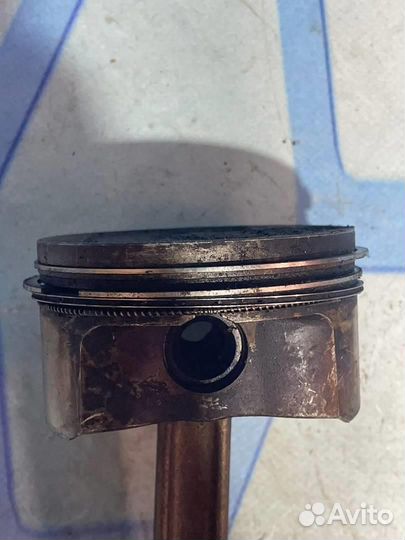 Поршень в сборе с шатуном 079107066P