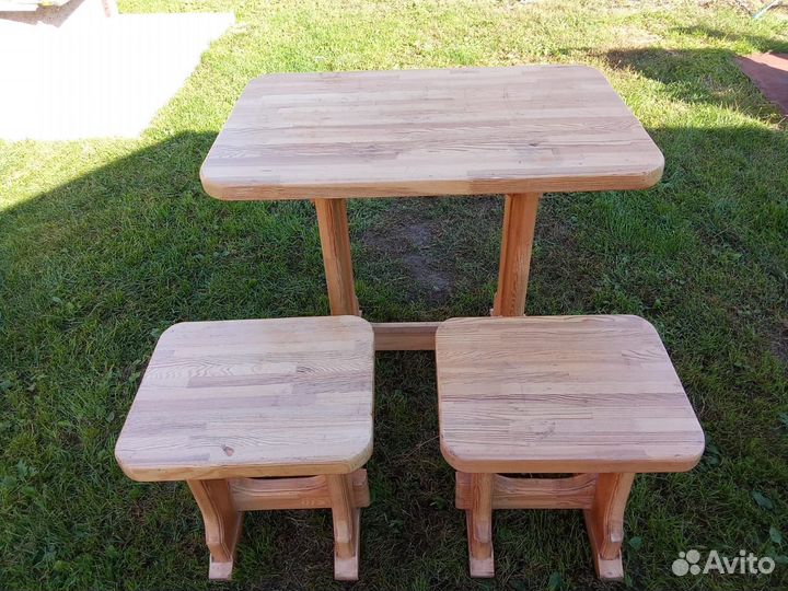 Табуретки из массива сосны и стол
