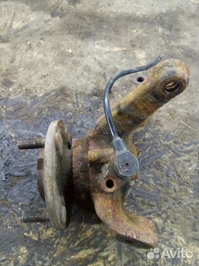 Поворотный кулак передний левый Nissan Almera N16