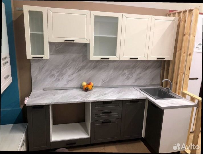 Угловая кухня с высокими верхними шкафами новая