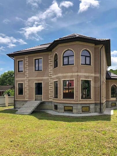 Дом 471 м² на участке 15 сот.