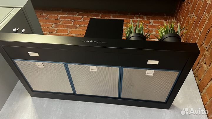 Кухонная настенная вытяжка Falmec plane black 900