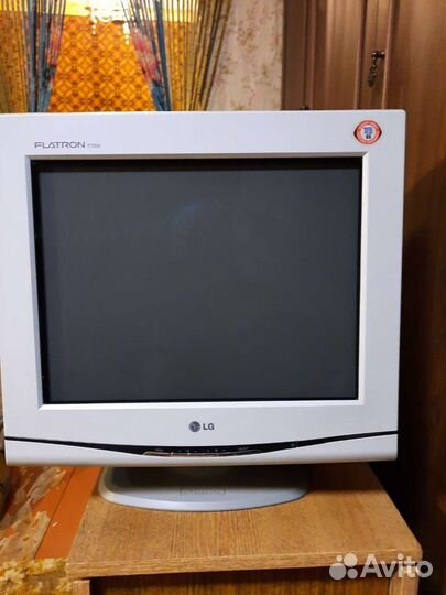 Монитор LG F700B