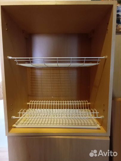 Кухонный шкаф и столешница с мойкой, смесителем