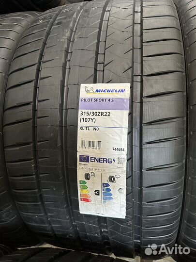 Michelin Pilot Sport 4 S 285/35 R22 и 315/30 R22