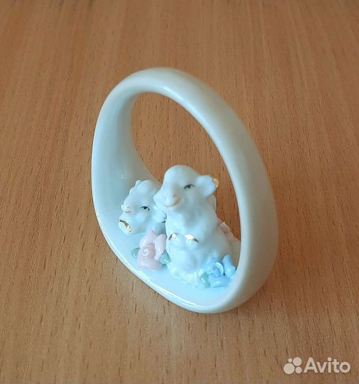 Статуэтка фарфоровая