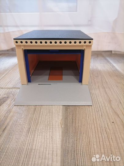 Игрушечный гараж с машинкой