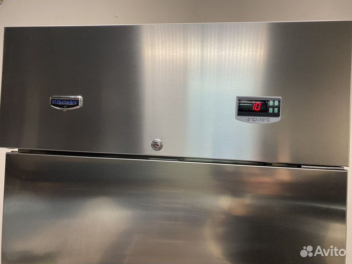 Холодильный шкаф Electrolux RS06RX1F 726317