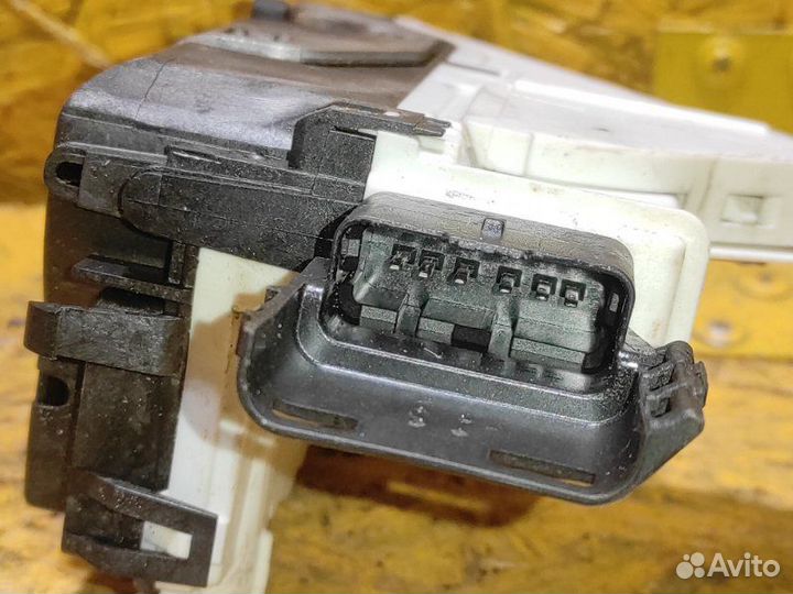 Замок двери для передний левый Peugeot Partner B9