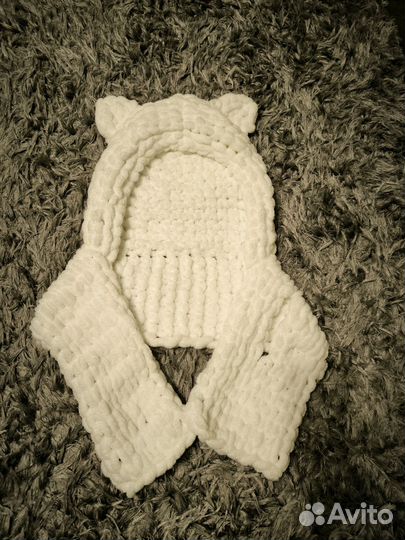 Вязаная плюшевая женская шапка с ушками и шарфиком