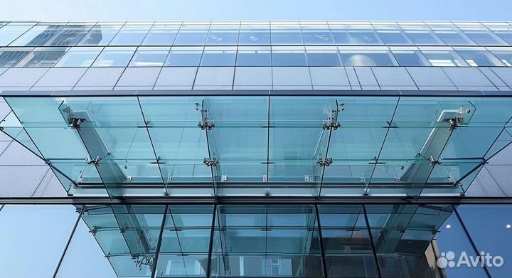 Стеклянный навес над входной группой