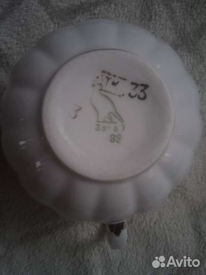 Молочник и тарелки 