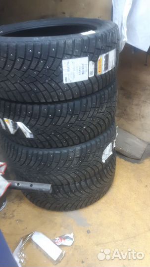 Pirelli Ice Zero 2 285/45 R22 T