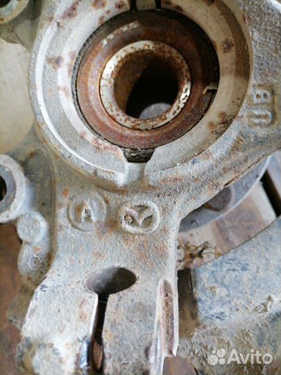 Поворотный кулак передний правый Mazda 3 хэтчбек