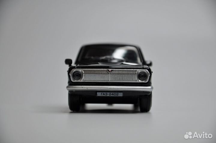 Модель автомобиля газ-2402 волга металл