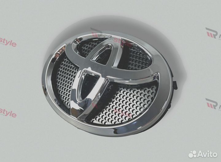Эмблема в решетку Toyota Land Cruiser 200 с16г Fe6