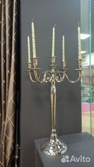 Красивый подсвечник и ретро-телефон