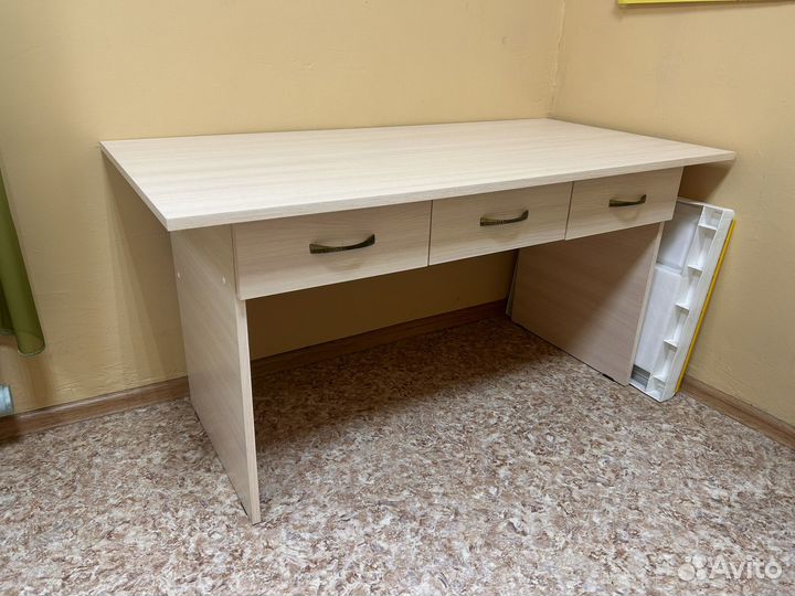 Детский письменный стол