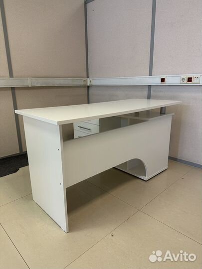 Стол офисный белый с ящиками